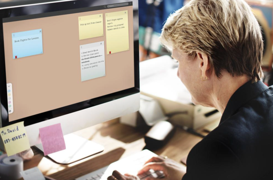 Business Developer SaaS travaillant sur son CRM et son suivi de prospection